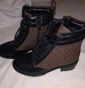 Brand New Michael kors boots women size 5